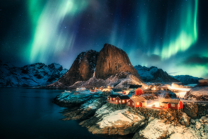 Bilde av landskap i Lofoten under en himmel med Nordlys